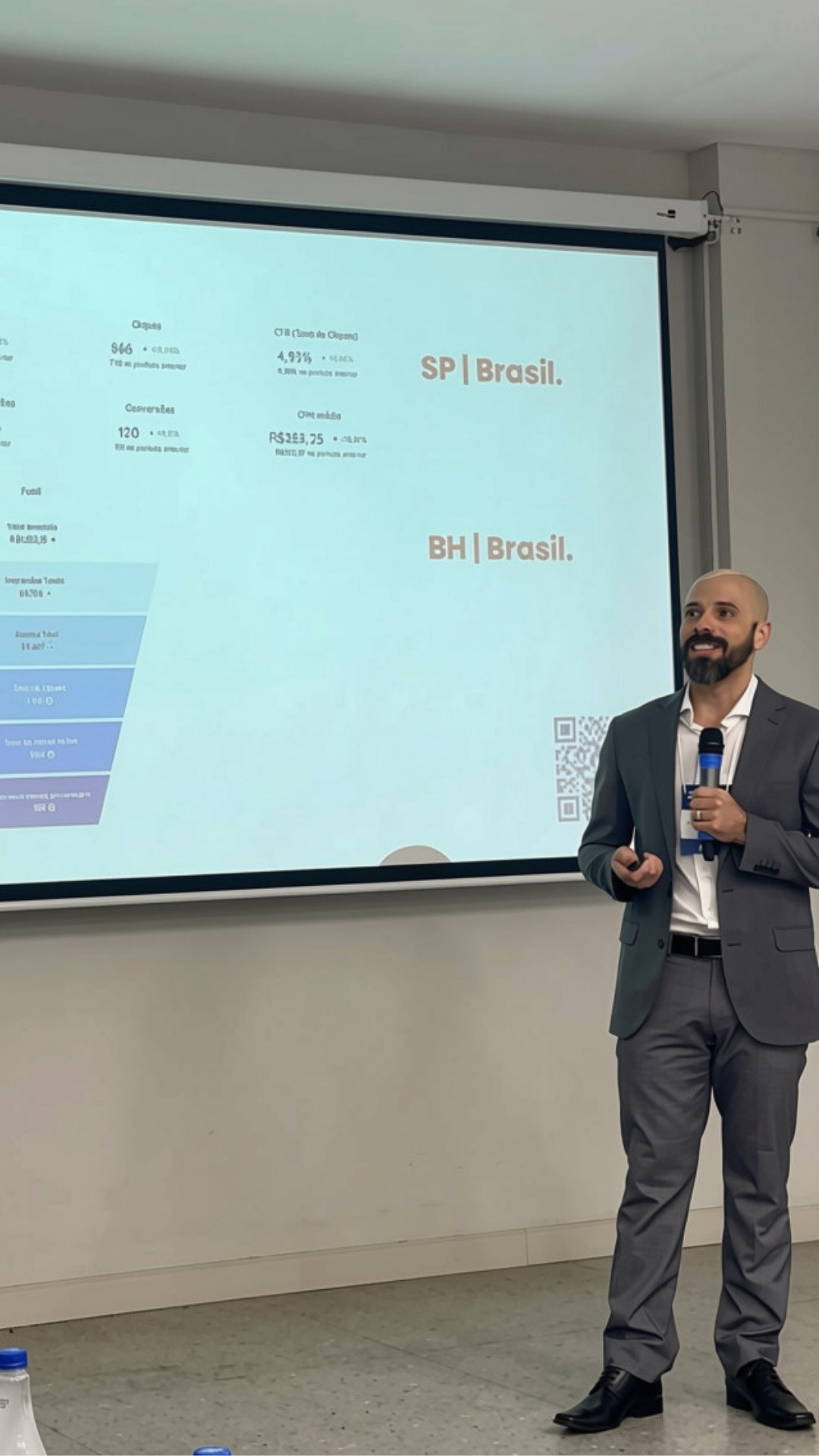 Reunião de consultoria estratégica de marketing com apresentação de leitura de cenário